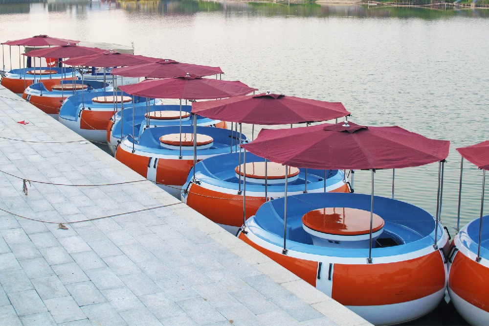 扬州某景区投放10条烧烤船